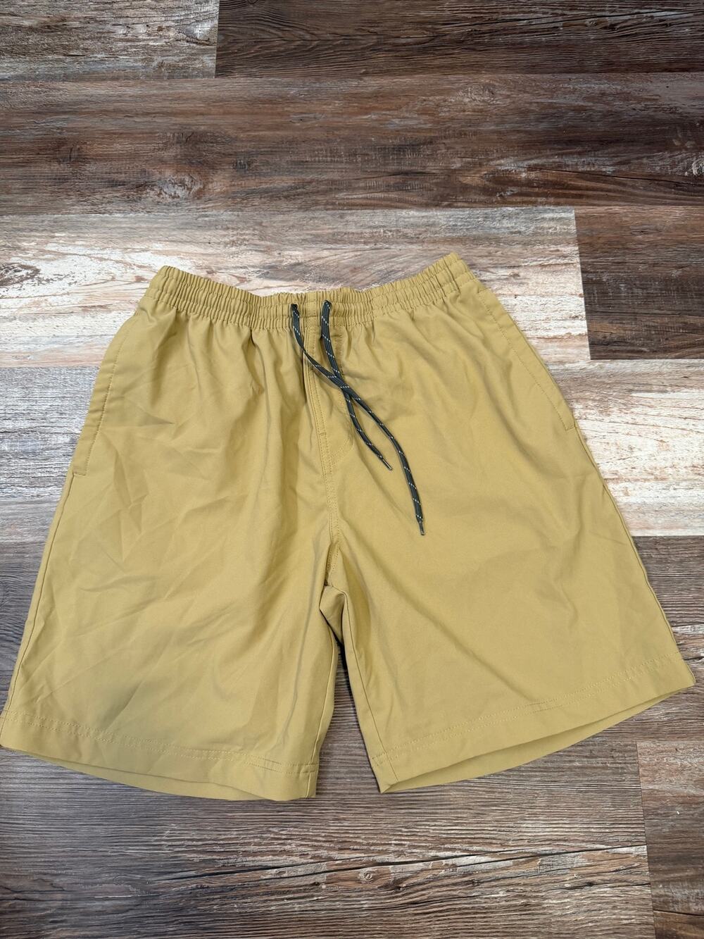Columbia men's khaki drawstring shorts size Medium 8 in inseam EUC sweat wicking